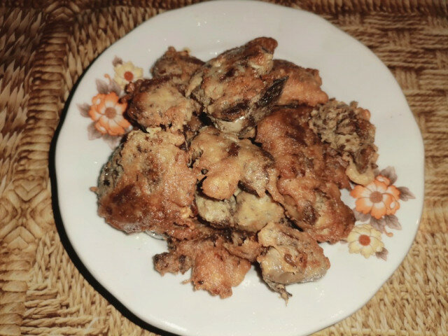 Breaded Chicken Livers with Eggs and White Cheese