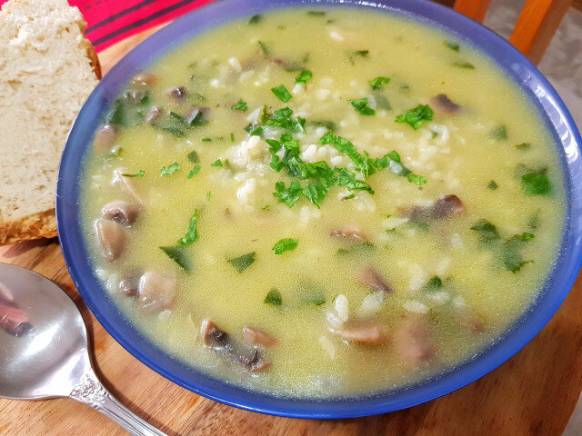Mushroom Soup with Spinach and White Wine