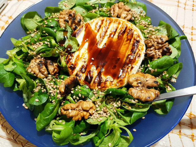 Green Salad with Valeriana and Baked Camembert