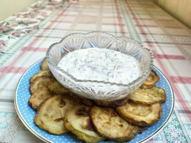 Fried Zucchini with Yogurt-Mayonnaise Sauce