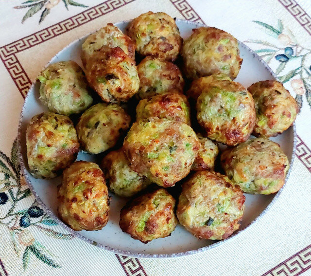 Meatballs with Minced Meat and Zucchini in Yogurt Sauce