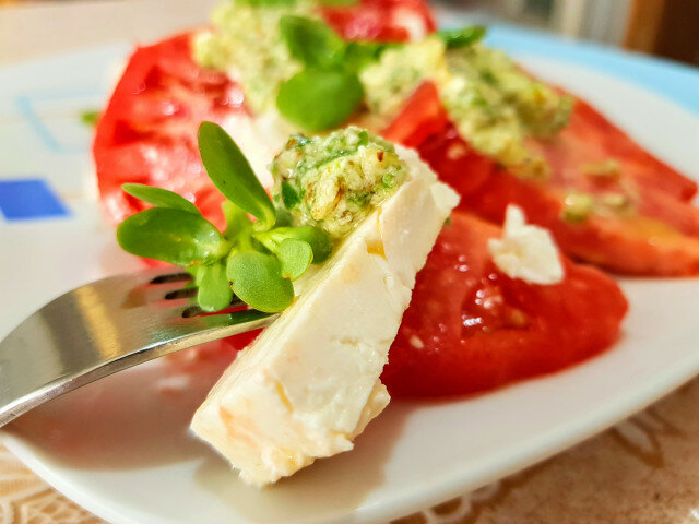 Caprese Salad with Purslane Pesto