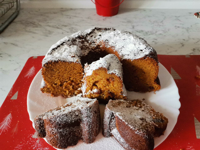 Sponge Cake with Whole Wheat Flour, Pumpkin and Raisins