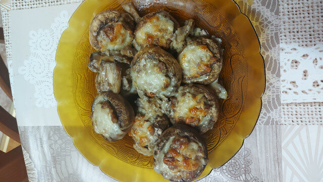 Stuffed Mushrooms with Mince and Cheese