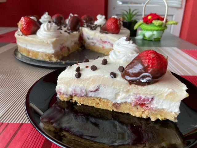 Strawberry Cheesecake with Mascarpone and Chocolate
