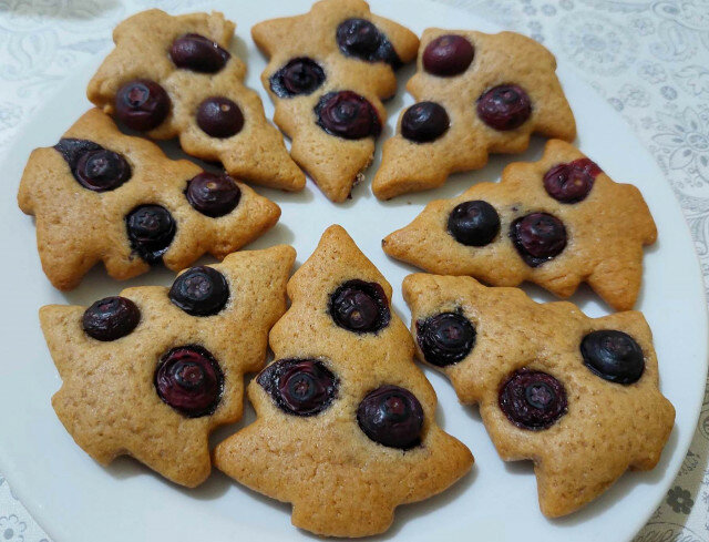 Almond Christmas Trees with Blueberries
