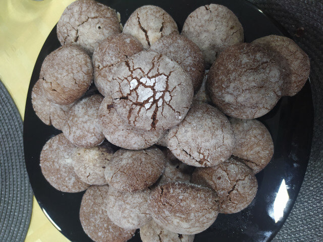 Easy Chocolate Crinkle Cookies