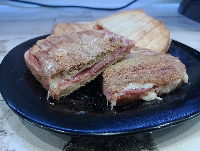 Club Sandwich with Ham and Gouda