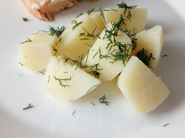 Boiled Potatoes with Garlic and Dill