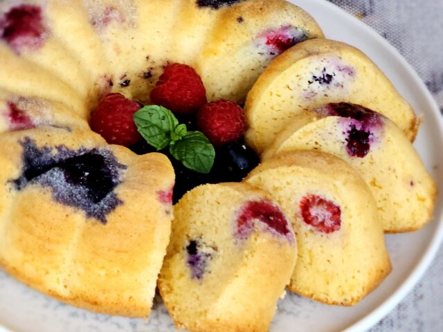 Air Fryer Keto Berry Sponge Cake