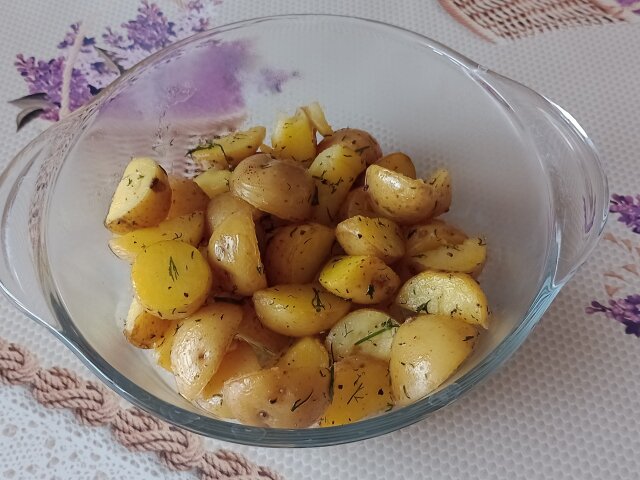 Sauteed Potatoes with Garlic and Dill