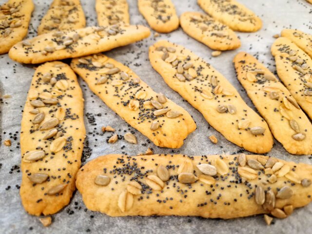 Easy Beer Crackers with Poppy Seeds