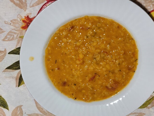 Tasty Red Lentil Soup with Garlic