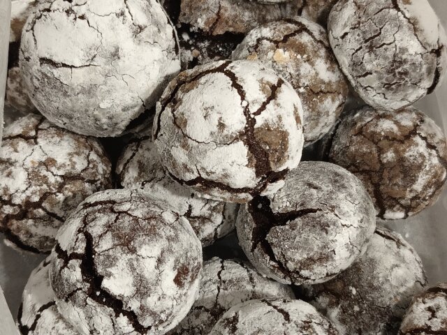 Easy Chocolate Crinkle Cookies