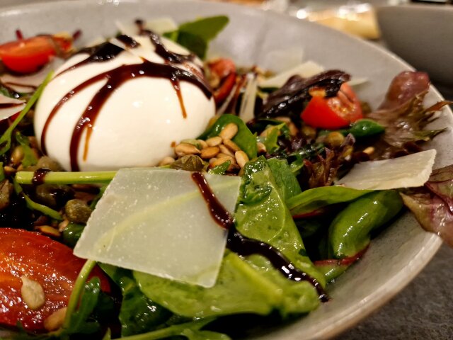 Italian Baby Spinach and Burrata Salad