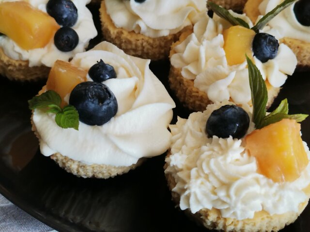 Mini Cheesecake with Mango and Lime