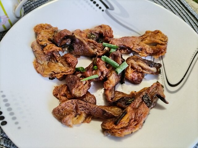 Stewed Parasol Mushrooms with Butter and Saffron