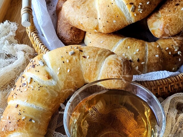 Fluffy Rolls with White Cheese and Eggs