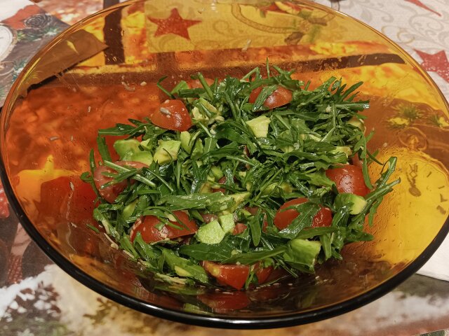 Salad with Arugula and Avocado