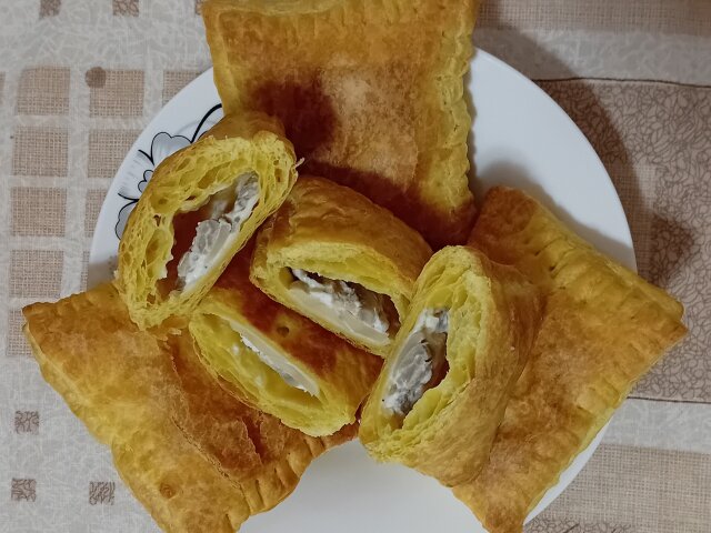 Puff Pastries with Chicken and Mushrooms