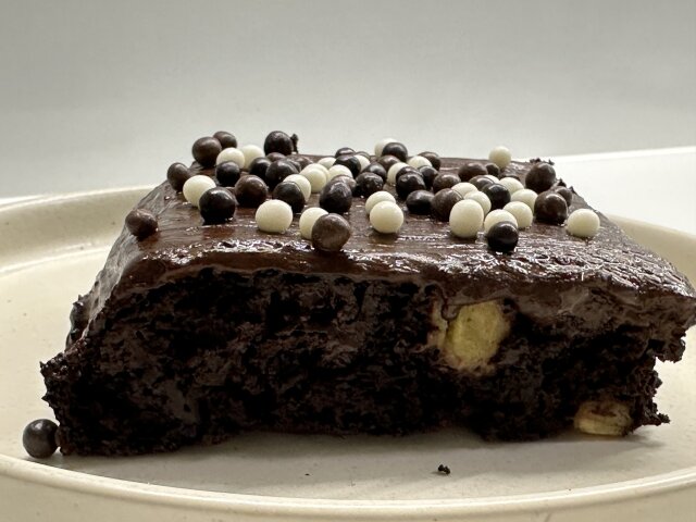 Cocoa Cake with Bananas and Chocolate