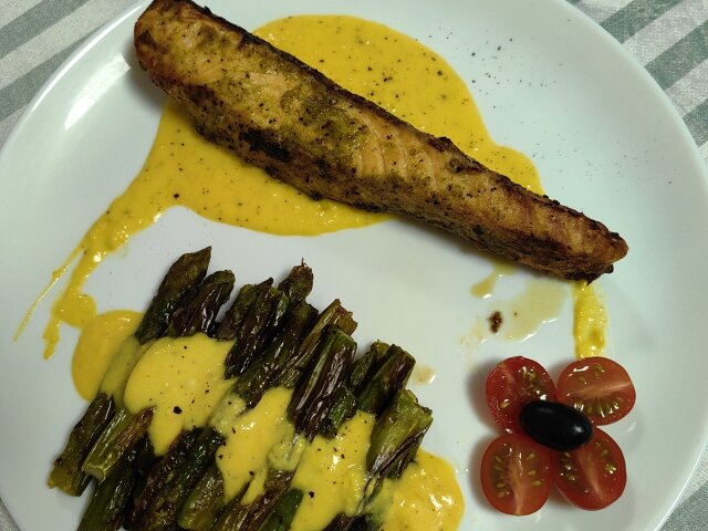 Grilled Salmon and Asparagus with Hollandaise Sauce